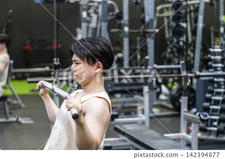 男性訓練:下拉 男性訓練:下拉 142394877