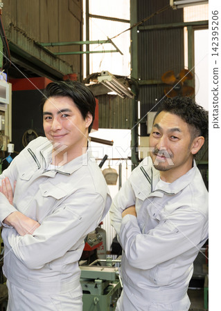 工廠工人與銷售人員之間的團隊合作；透過工商會等機構提供業務支持，例如達成交易、建立商業夥伴關係、合作以及獲得貸款。 142395206
