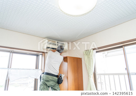 Air conditioner cleaning; a man from the air conditioner maintenance company. Air conditioner cleaning; a man from the air conditioner maintenance company. 142395615