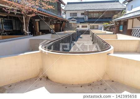 位於奈良縣宇多市宇多松山町的原森野藥材園和工廠的葛根漂白區。 位於奈良縣宇多市宇多松山町的原森野藥材園和工廠的葛根漂白區。 142395658