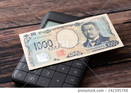 1000日圓和一個計算器 1000日圓和一個計算器 142395748