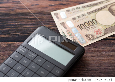 20000日圓和一個計算器 20000日圓和一個計算器 142395951