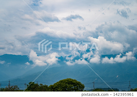 山脈、雲朵、夏日天空、大自然、風景、雲海、山巒、藍天、日本、壯麗景色 142395961