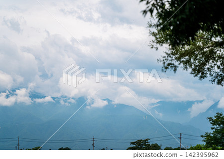 山巒、雲朵、樹木、自然風景、夏日天空、山脈、風景、日本、壯麗 山巒、雲朵、樹木、自然風景、夏日天空、山脈、風景、日本、壯麗 142395962
