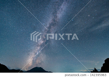 銀河、星空、星系、夜空、天文攝影、夏季、山脈、剪影、太空 銀河、星空、星系、夜空、天文攝影、夏季、山脈、剪影、太空 142395963