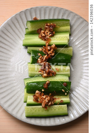 Cut cucumber 142396036