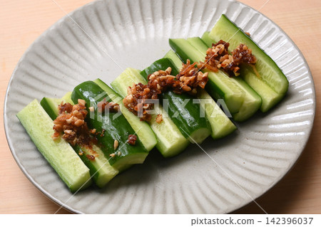 Cut cucumber 142396037