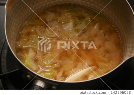 Cabbage miso soup in a pot Cabbage miso soup in a pot 142396038