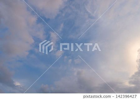夏日傍晚，日落時分的陰天 04 142396427