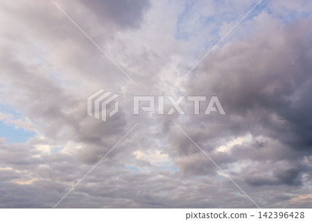 夏日傍晚,日落時分,天空多雲 05 夏日傍晚,日落時分,天空多雲 05 142396428
