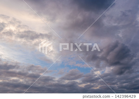 夏日傍晚，日落時分，天空陰雲密布 06 142396429