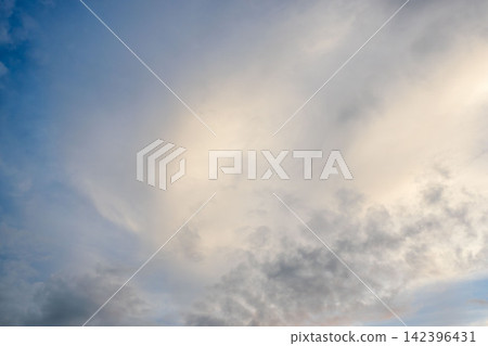 夏日傍晚,日落時分,天空陰雲密佈 08 夏日傍晚,日落時分,天空陰雲密佈 08 142396431