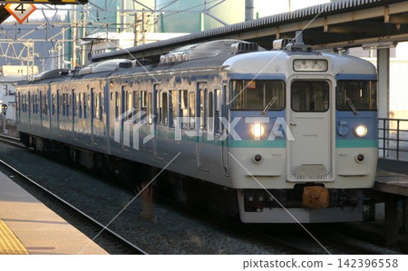 一列身披新長野塗裝的 115 系列列車（S11 編組，3 節車廂）抵達信濃鐵道上田站，開往長野。 142396558