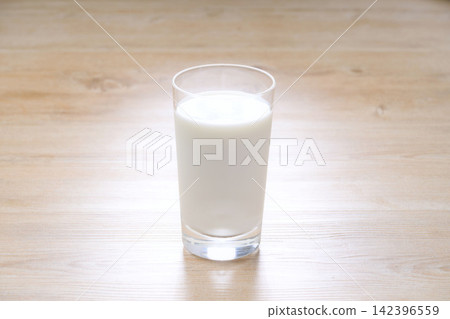 牛奶，牛奶，牛奶。早晨的飲品。 142396559