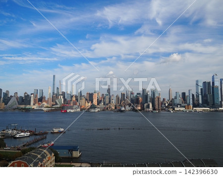 從新澤西州可以欣賞到哈德遜河和曼哈頓中城摩天大樓的全景。 從新澤西州可以欣賞到哈德遜河和曼哈頓中城摩天大樓的全景。 142396630