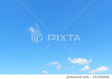 夏日陽光,湛藍的天空和潔白的雲 05 夏日陽光,湛藍的天空和潔白的雲 05 142396694