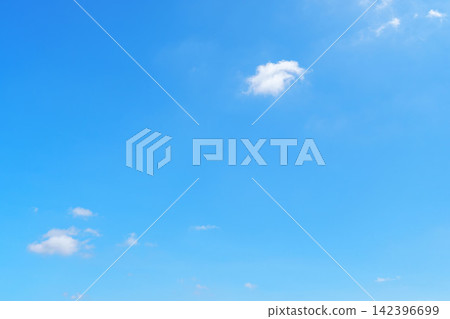 夏日的陽光燦爛地照耀著藍天白雲。 夏日的陽光燦爛地照耀著藍天白雲。 142396699