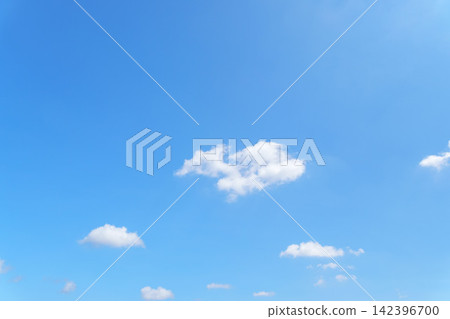 夏日的陽光燦爛地照耀著藍天白雲。 142396700
