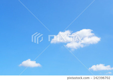 13 A bright blue sky and white clouds under the dazzling summer sun 13 A bright blue sky and white clouds under the dazzling summer sun 142396702