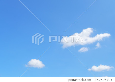 14 在燦爛的夏日陽光下,湛藍的天空和潔白的雲朵格外引人注目 14 在燦爛的夏日陽光下,湛藍的天空和潔白的雲朵格外引人注目 142396703