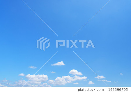 16 在燦爛的夏日陽光下,湛藍的天空和潔白的雲朵。 16 在燦爛的夏日陽光下,湛藍的天空和潔白的雲朵。 142396705