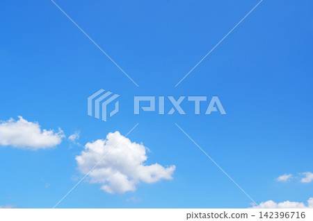 夏日陽光，湛藍的天空和潔白的雲 27 142396716