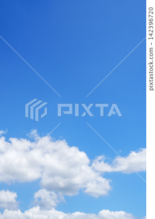 31 在燦爛的夏日陽光下，湛藍的天空和潔白的雲朵格外引人注目 142396720