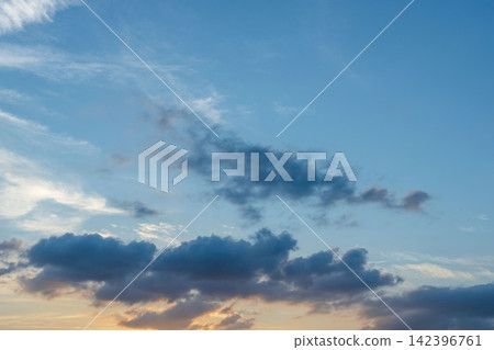 夏日黃昏,天空和雲朵閃閃發光 13 夏日黃昏,天空和雲朵閃閃發光 13 142396761
