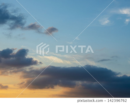 夏日黃昏，天空和雲朵閃閃發光 14 142396762
