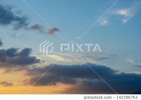 夏日黃昏,天空和雲朵閃閃發光 15 夏日黃昏,天空和雲朵閃閃發光 15 142396763