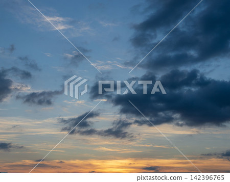 夏日黃昏,天空和雲朵閃閃發光 17 夏日黃昏,天空和雲朵閃閃發光 17 142396765