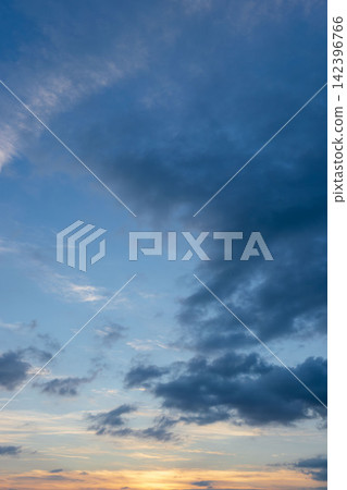 夏日黃昏,天空和雲朵閃閃發光 18 夏日黃昏,天空和雲朵閃閃發光 18 142396766