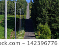 A road that seems to stretch into the sky 142396776