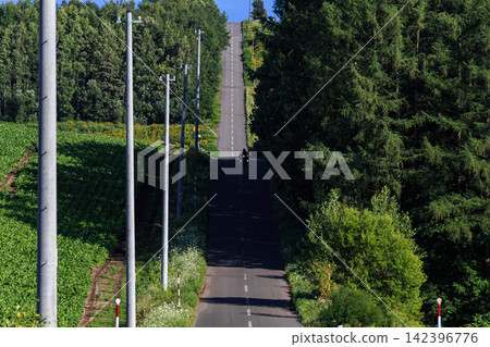 一條彷彿延伸到天際的道路 一條彷彿延伸到天際的道路 142396776