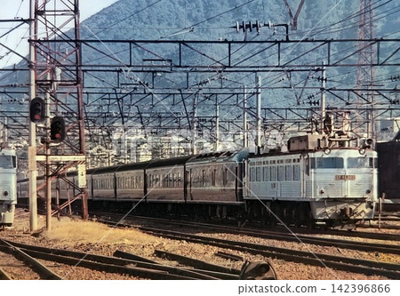 EF81-303 arriving at Mojiko Station on the southbound limited express "Asakaze" with 20 series passenger cars / Photographed in November 1975 EF81-303 arriving at Mojiko Station on the southbound limited express "Asakaze" with 20 series passenger cars / Photographed in November 1975 142396866