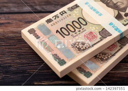 一疊200萬日圓鈔票 142397351