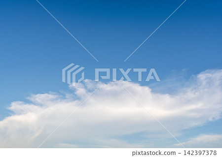 夏日傍晚,藍天白雲,綿延不絕。 35 夏日傍晚,藍天白雲,綿延不絕。 35 142397378