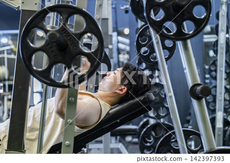 Training - Male - Incline Bench Press 142397393
