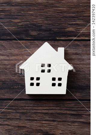 White wooden house 142397410