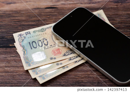 3,000 yen and a smartphone 3,000 yen and a smartphone 142397413