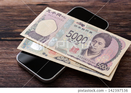 6000日圓和一部智慧型手機 6000日圓和一部智慧型手機 142397536