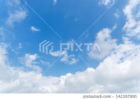 Summer's clear blue sky and expansive summer clouds 52 Summer's clear blue sky and expansive summer clouds 52 142397800