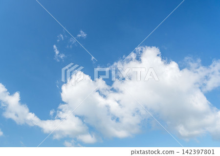 Summer's clear blue sky and expansive summer clouds 56 Summer's clear blue sky and expansive summer clouds 56 142397801