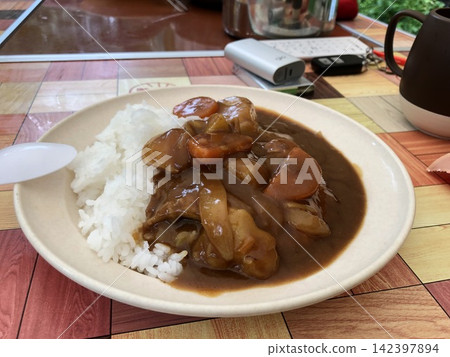 豐盛的自製咖哩飯,適合在露營地享用。 豐盛的自製咖哩飯,適合在露營地享用。 142397894