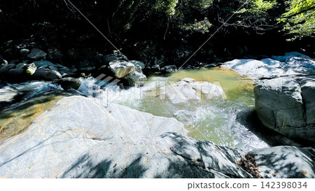 The waterfall and valley beauty of Nanayama Kannon in Karatsu City The waterfall and valley beauty of Nanayama Kannon in Karatsu City 142398034