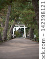 The pine forest and torii gate of Miho no Matsubara, Shizuoka City, Shizuoka Prefecture 142398121