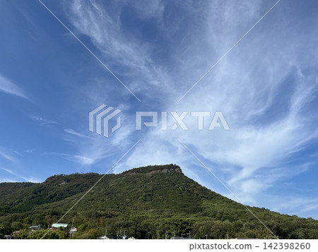 藍天、舞動的雲朵和巍峨的山 藍天、舞動的雲朵和巍峨的山 142398260