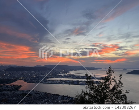 從觀景台上看到的日落美景，映照著大海和島嶼。 142398267