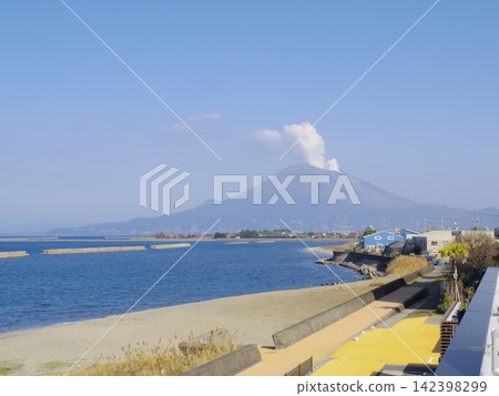 從樽水濱公路站(鹿兒島縣樽水市)看到的櫻島火山 從樽水濱公路站(鹿兒島縣樽水市)看到的櫻島火山 142398299