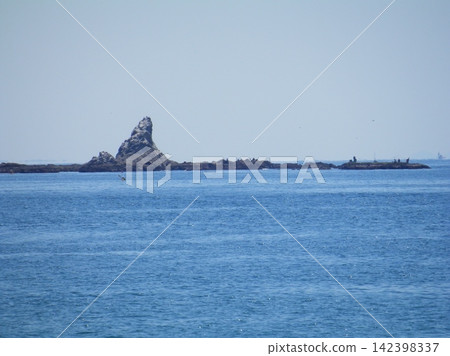 從海中拔地而起的埃博希岩和蔚藍的大海的景色。 從海中拔地而起的埃博希岩和蔚藍的大海的景色。 142398337
